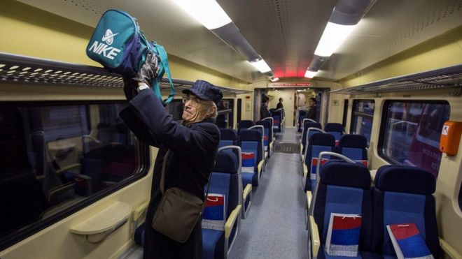 Пассажир садится в поезд в Белграде (14 января)