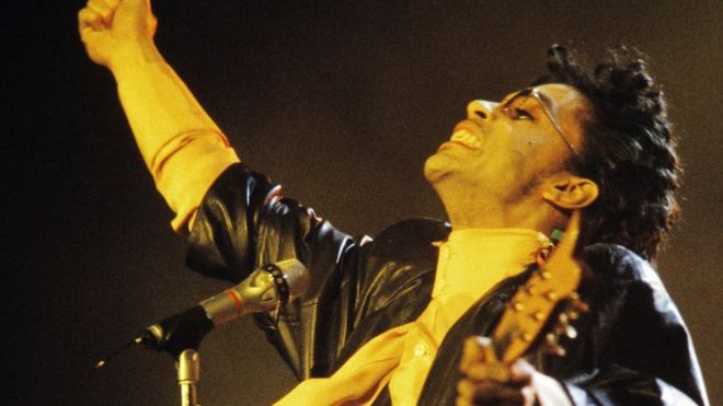 На этом снимке, сделанном 17 июня 1987 года, музыкант Принс выступает на сцене во время своего концерта на сцене Берси в Париже.