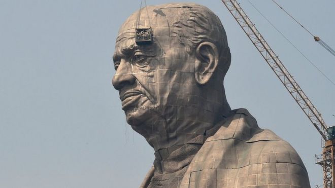 Индийские рабочие завершают работу над самой высокой в ​​мире статуей, посвященной лидеру независимости Индии Сардару Валлабхбаю Пателю в западном индийском штате Гуджарат.