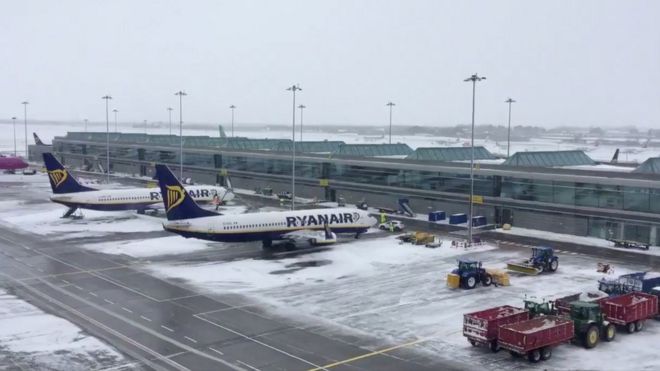 Дублинский аэропорт виден покрытым снегом, в Дублине