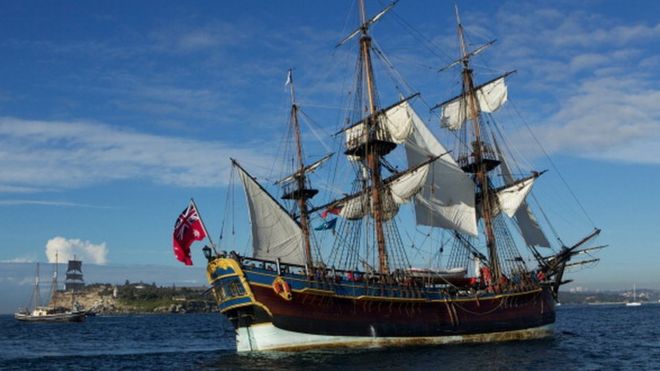 Реплика корабля капитана Кука HMS Endeavour прибывает в Сиднейскую гавань
