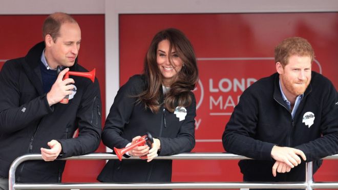 Герцог Кембриджский (слева), принц Гарри (справа) и герцогиня Кембриджская на старте Лондонского марафона «Девственные деньги»
