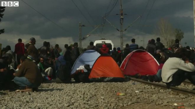 「ギリシャに来るな」　国境の劣悪な状態に移民が警告