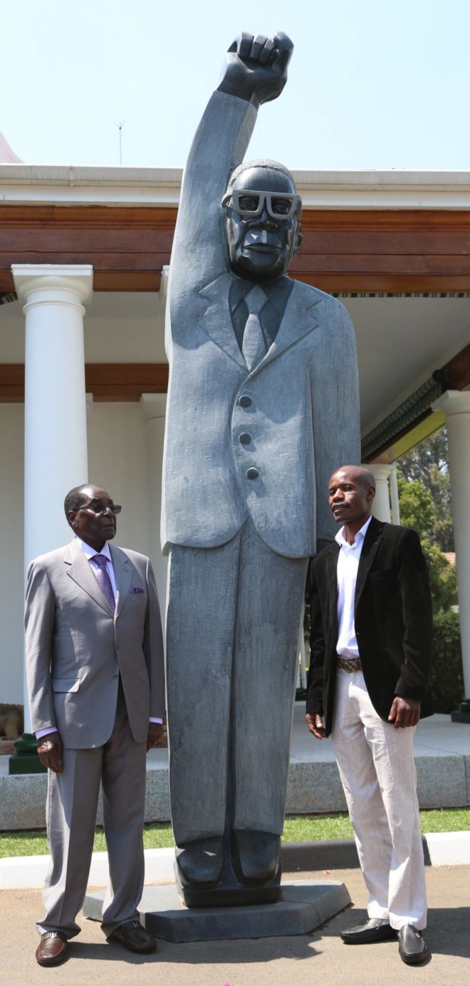 Роберт Мугабе, слева, скульптура самого себя, в центре и Доминик Бенхура, справа