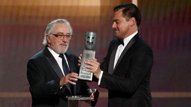 Роберт Де Ниро с Леонардо Ди Каприо на церемонии вручения наград SAG Awards