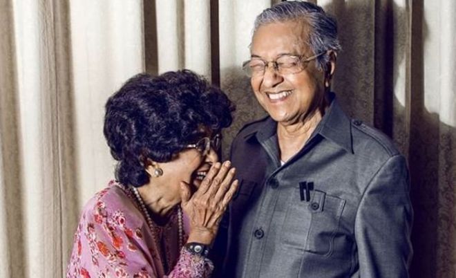 Махатхир Мохамад и его жена доктор Сити Хасма хихикают