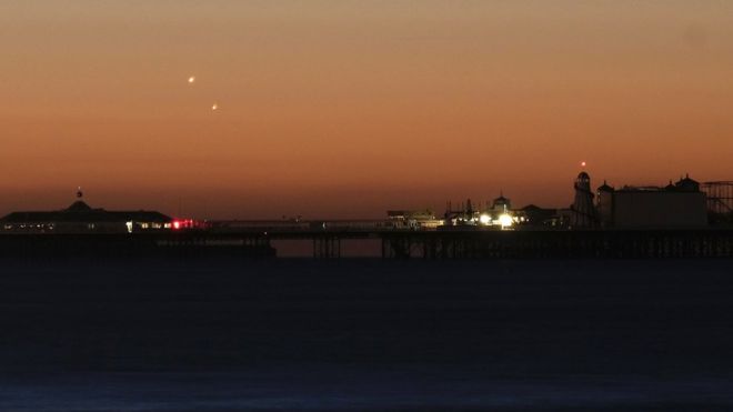 Júpiter y Venus sobre el muelle de Brighton, Inglaterra.