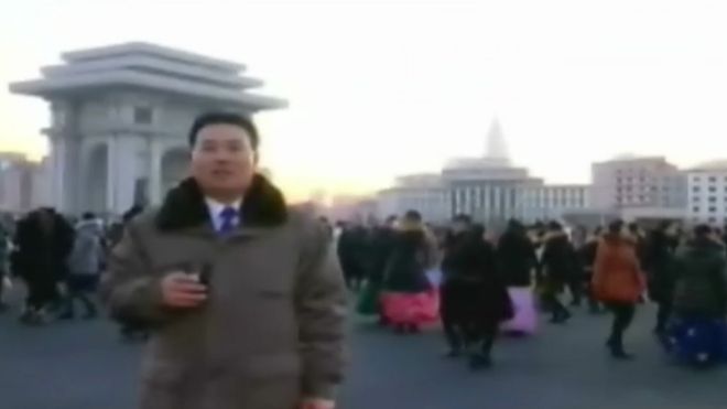Граждане Северной Кореи танцуют на улицах в центре Пхеньяна