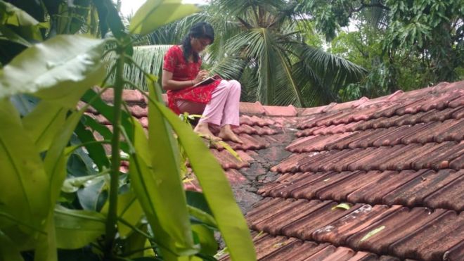 Namitha Narayanan n'a pu trouver un bon signal de téléphone portable que sur le toit de sa maison.