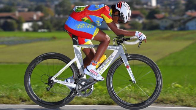 Мосана Дебесей из Эритреи на 91-м чемпионате мира по шоссейно-кольцевым гонкам 2018 года 25 сентября 2018 года в Инсбруке, Австрия