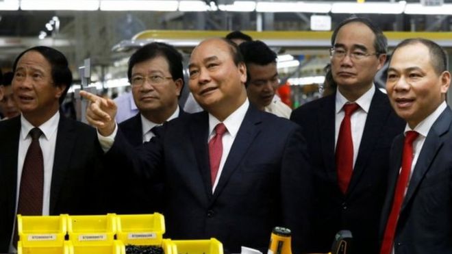 Thủ tướng Nguyễn Xuân Phúc, các chính khách hàng đầu cùng doanh nhân Phạm Nhật Vượng tại cơ sở chế tạo xe hơi Vinfast ở Hải Phòng hôm 14/6