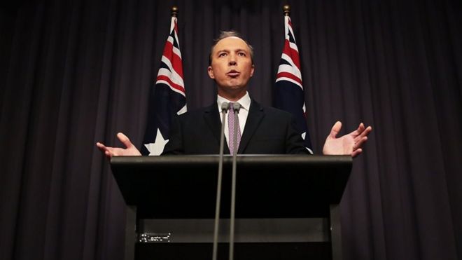 Министр иммиграции Питер Даттон беседует со СМИ в здании парламента 3 мая 2016 года в Канберре, Австралия.