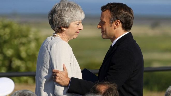 Премьер-министр Великобритании Тереза ??Мэй и президент Франции Эммануэль Макрон на церемонии D-Day