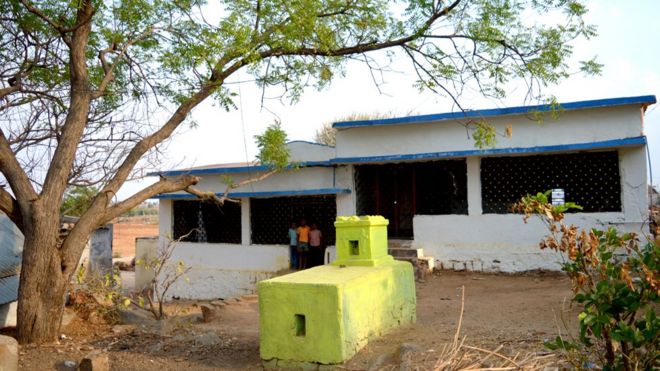 हर घर के आगे कब्र वाला गांव