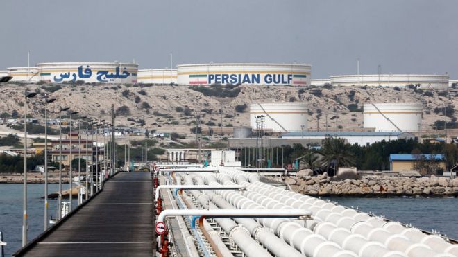 Иранский нефтяной комплекс на острове Харьков, на берегу залива