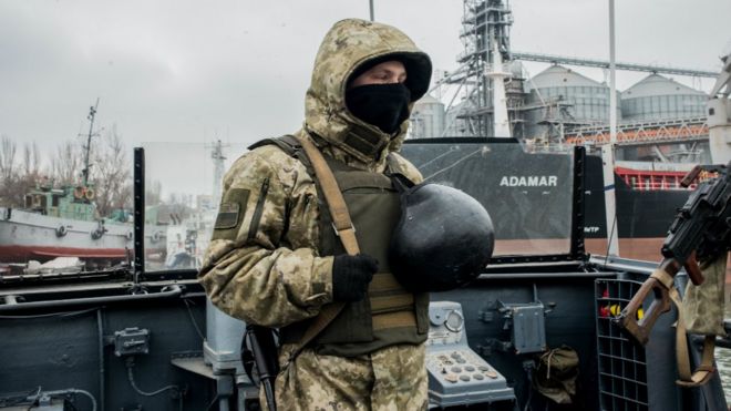 A Ukrainian soldier mans the machine-gun of a vessel on the Azov Sea on November 28, 2018 in Mariupol, Ukraine