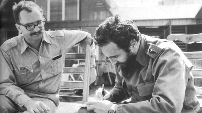 Con Fidel Castro en la época en que preparaban las memorias de este último. (Foto: Cortesía de la Editorial Feltrinelli)