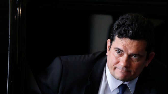 Sérgio Moro aparece de terno e olhando para frente