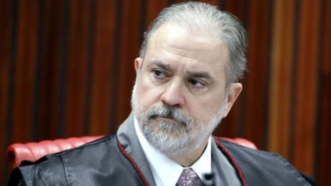 Augusto Aras aparece de beca em ambiente fechado