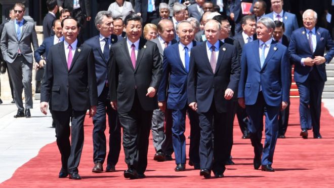中国国家主席习近平与参加会议的各国领导人。