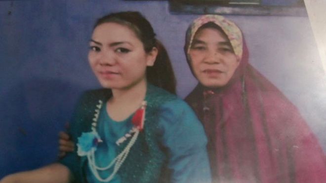 Изображение индонезийской певицы дангдут Ирмы Буле с ее матерью Энкум