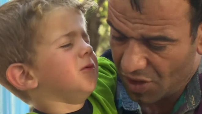 病気の子をはじめ4人の子供をつれて、トルコの公園で野宿するシリア男性