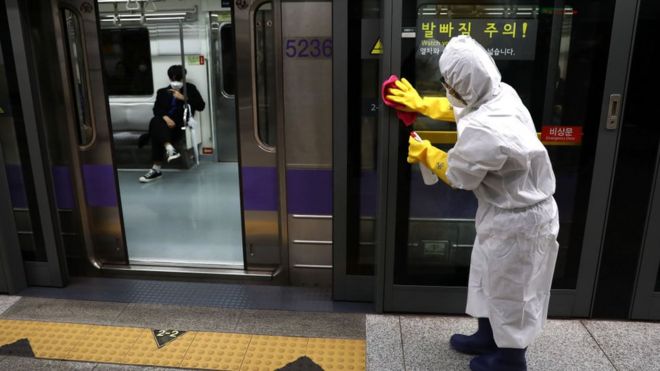 Un travailleur pulvérise une solution antiseptique dans un métro de Séoul, en Corée du Sud