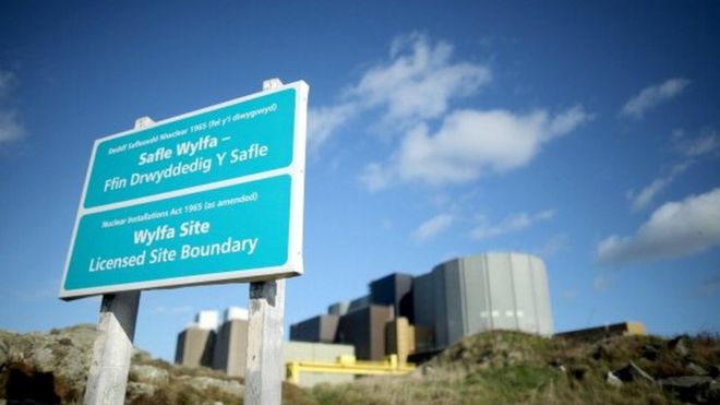 Атомная электростанция Вильфа в заливе Цемаес, Англси, Северный Уэльс.