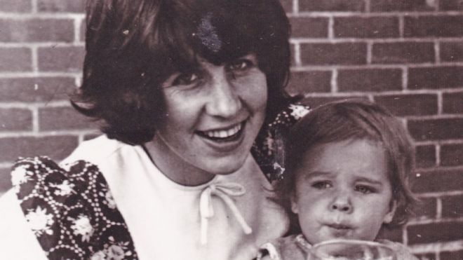 Хелен Маршалл в детстве со своей мамой Джулией Сандер