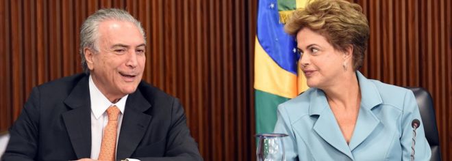 Президент Бразилии Дилма Руссефф (R) жестикулирует рядом со своим вице-президентом Мишелем Темером в 2015 году