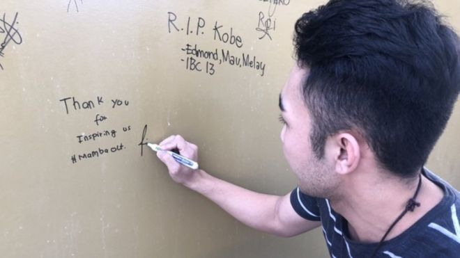 Фанат пишет сообщение Коби Брайанту на стене «Мира Кобе» в Маниле