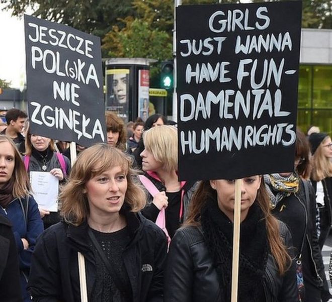 Знак одной женщины гласит: «Девочки просто хотят иметь основные права человека». Демонстранты во время общенациональной забастовки женщин в Варшаве, Польша, 3 октября 2016 года.