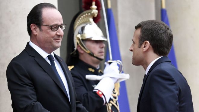 Эммануэль Макрон и Франсуа Олланд на церемонии передачи 14 мая