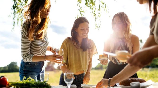 Исследования вновь и вновь показывают: люди едят больше, когда обедают в компании друзей и знакомых