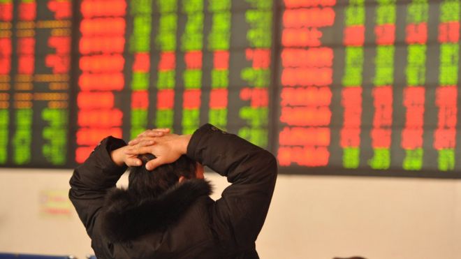 Инвестор наблюдает за фондовым рынком в биржевом зале 13 января 2016 года в Фуян, провинция Аньхой Китая