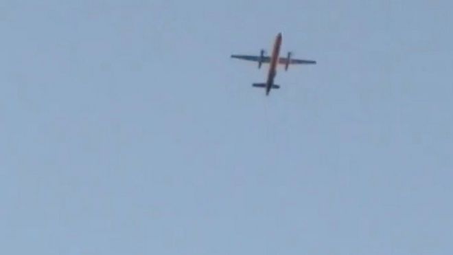 Un avión Q400, que según se informa fue secuestrado, vuela sobre Fircrest, Washington, EE.UU., antes de estrellarse en el South Puget Sound,