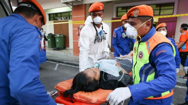 Жертва эвакуируется в больницу после разлива токсичных химических веществ в Пасир-Гуданге на юге Малайзии