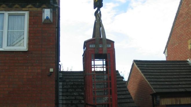 Телефонная будка Стива Спилла была поднята над домом краном