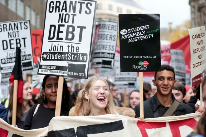 Студенты держат плакаты и плакаты на акции протеста в Лондоне