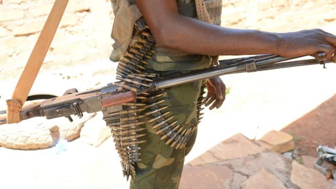 Один из бойцов Селеки позирует со своим оружием 15 мая 2015 года возле Бамбари