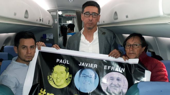 Familiares con las fotos de los tres