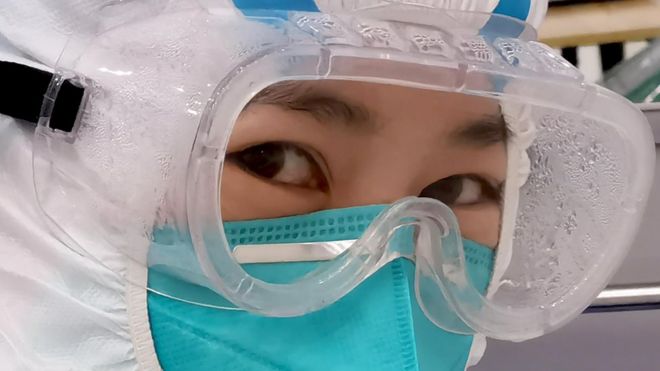 Медсестра в защитном костюме в больнице в Ухане, Китай