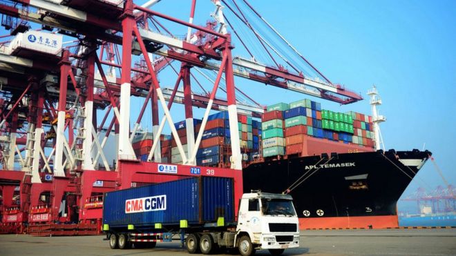 Загруженный контейнеровоз замечен в порту Циндао, провинция Шаньдун на востоке Китая, 13 июля 2017 года