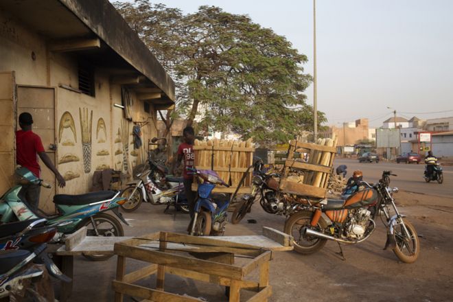 Мужчины готовят мотоциклы для отправки в пекарню Буру Ниумана в Бамако, Мали, 5 февраля 2019 года.
