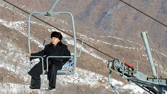 Ким Чен Ын едет на подъемнике на горнолыжном курорте Масикрионг