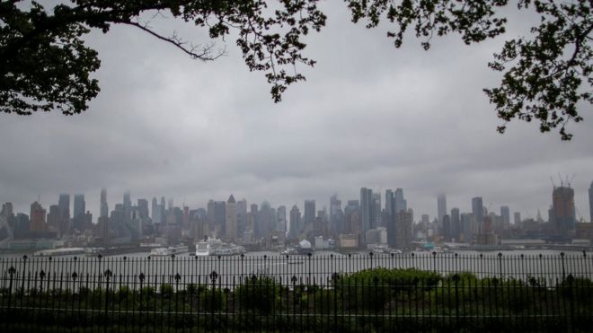 Горизонт Манхэттена в Нью-Йорке виден в дождливый день из Уихокена, штат Нью-Джерси, США, 13 мая 2017 года.