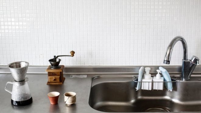 Una taza en el fregadero de la concina, en la casa del minimalista Naoki Numahata