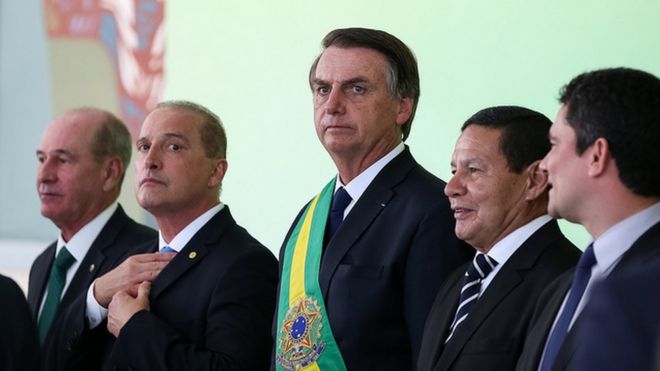 Foto mostra Bolsonaro, no centro, com ministros empossados (Onyx Lorenzoni à esquerda, vice-presidente Mourão e novo ministro da Justiça Sergio Moro)