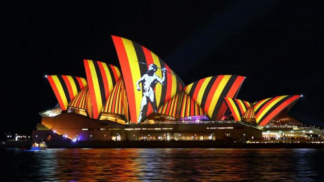 Цвета флага аборигенов проецируются в Сиднейский оперный театр в 2016 году