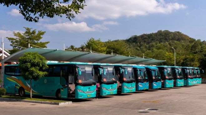 Электробусы на зарядной станции в Санье, на острове Хайнань, Китайская Народная Республика
